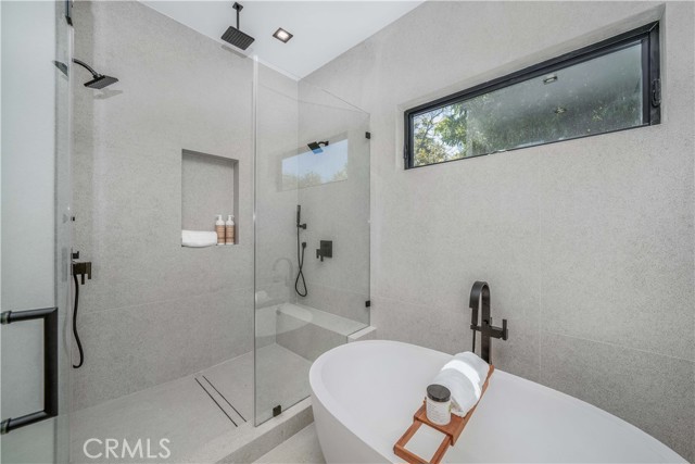 13463 Chandler Boulevard, Sherman Oaks, California 91401, 5 Bedrooms Bedrooms, ,4 BathroomsBathrooms,Residential Lease,For Rent,13463 Chandler Boulevard,CRSR24166099