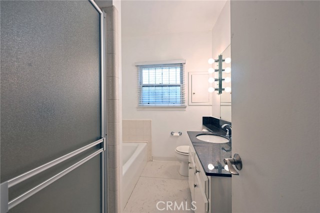 Detail Gallery Image 12 of 22 For 149 S Crescent Dr #B,  Beverly Hills,  CA 90212 - 1 Beds | 1 Baths