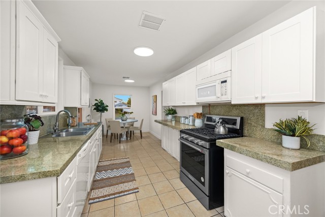 Detail Gallery Image 14 of 49 For 5052 Newcastle, Encino,  CA 91316 - 3 Beds | 2 Baths