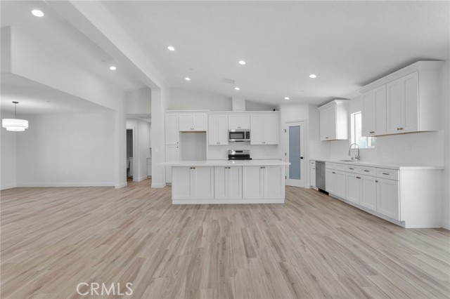 Detail Gallery Image 7 of 52 For 9148 Piedra Ave, Hesperia,  CA 92345 - 4 Beds | 2/1 Baths