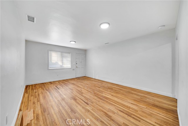 Detail Gallery Image 11 of 15 For 14233 1/2 Sylvan St, Van Nuys,  CA 91401 - 2 Beds | 2 Baths