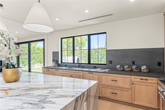 Detail Gallery Image 9 of 51 For 5258 Lemona Ave, Sherman Oaks,  CA 91411 - 4 Beds | 5 Baths