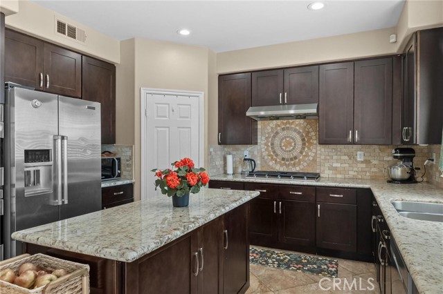 5381 Campania Way, Fontana CA: https://media.crmls.org/medias/c81cf1de-ee07-4829-bcbb-df11be3e9a7d.jpg