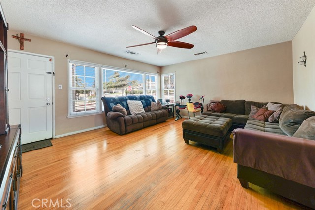 1992 Raymond Avenue, Signal Hill CA: https://media.crmls.org/medias/c820b5ab-780e-4a34-8094-112eeddb8c5d.jpg