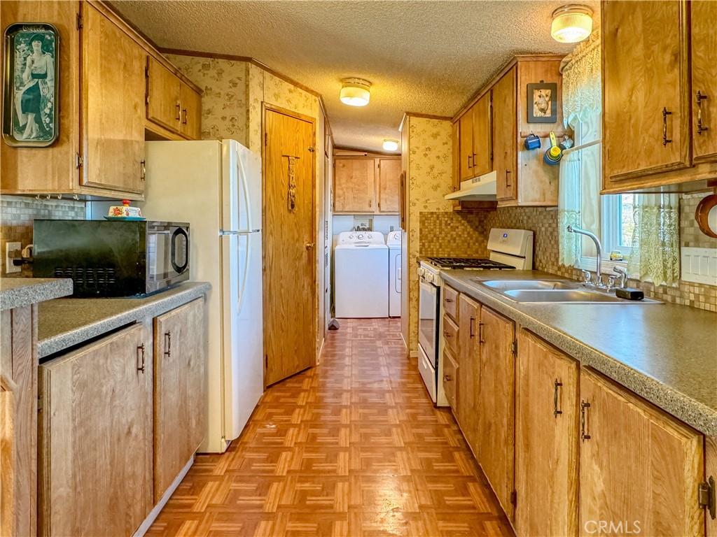 https://media.crmls.org/medias/c823a678-c114-439c-976e-82f1e0c90f87.jpg?preset=X-Large