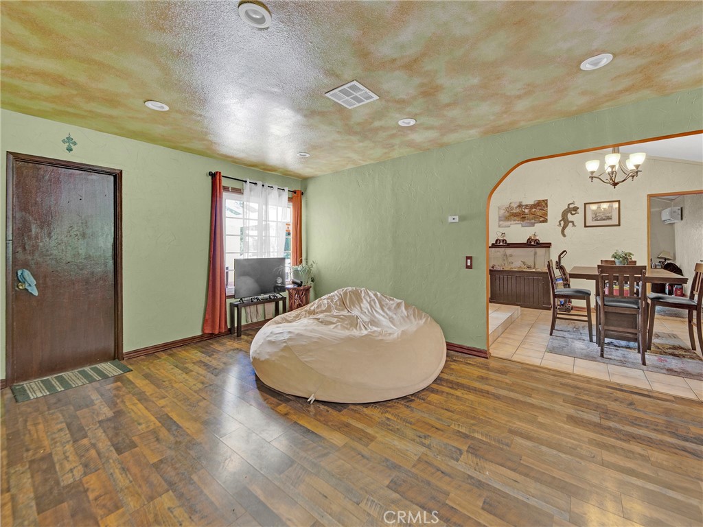 https://media.crmls.org/medias/c8259e27-84f5-467e-8277-1537c1576525.jpg?preset=X-Large