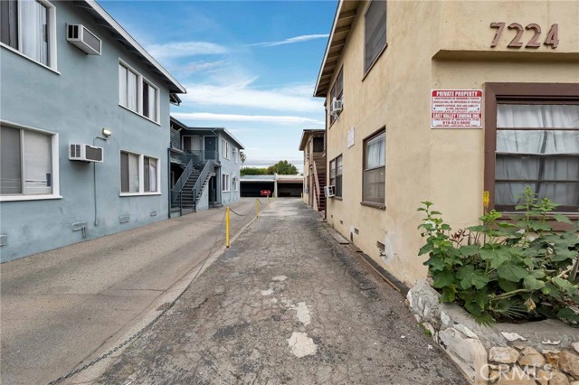 7224 Hazeltine Avenue, Van Nuys CA: https://media.crmls.org/medias/c8261df6-d802-480c-8aaa-f20985b1f800.jpg