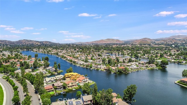 2275 Shadow Spring Place, Westlake Village CA: https://media.crmls.org/medias/c828024c-fb12-4483-9b28-e54d83f832b9.jpg