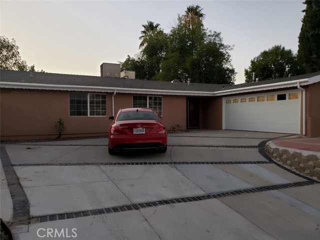 5853 Mcdonie Avenue, Woodland Hills CA: https://media.crmls.org/medias/c8285eca-450d-4ef5-8c6d-b68d52bcc35e.jpg