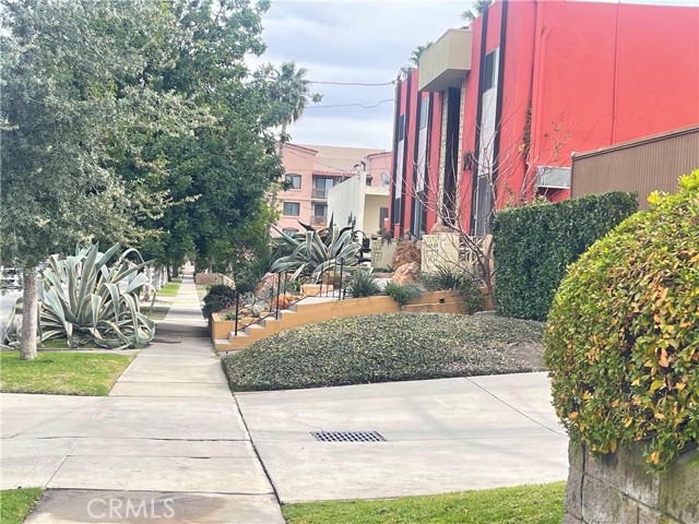 100 Hurlbut Street, Pasadena CA: https://media.crmls.org/medias/c828f644-ca88-4e61-bc1a-93aae9cce431.jpg