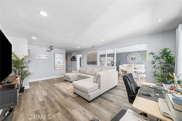 Detail Gallery Image 6 of 30 For 8526 San Vicente, Riverside,  CA 92504 - 3 Beds | 2 Baths