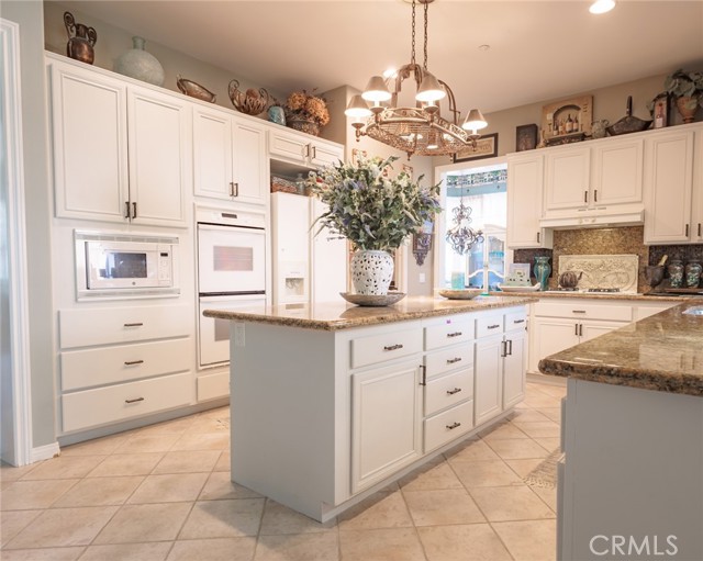 1045 Inverlochy Drive, Fallbrook CA: https://media.crmls.org/medias/c82bfefa-3e1f-4f24-8591-eb0b13efc8d2.jpg