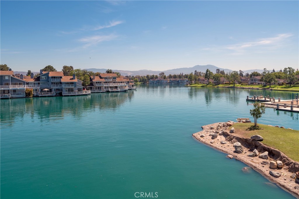 https://media.crmls.org/medias/c82e1ca8-7988-4a44-9b3a-e55e06bb57f4.jpg?preset=X-Large