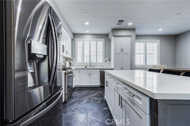 Detail Gallery Image 2 of 44 For 625 Savi Dr #102,  Corona,  CA 92878 - 3 Beds | 3/1 Baths