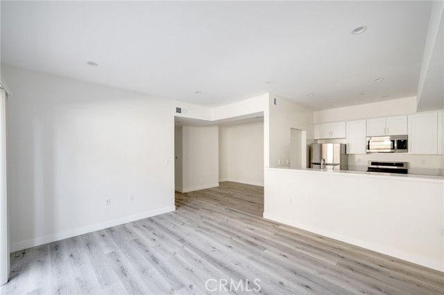 Detail Gallery Image 5 of 15 For 14526 Hartland St #206,  Van Nuys,  CA 91405 - 2 Beds | 2 Baths
