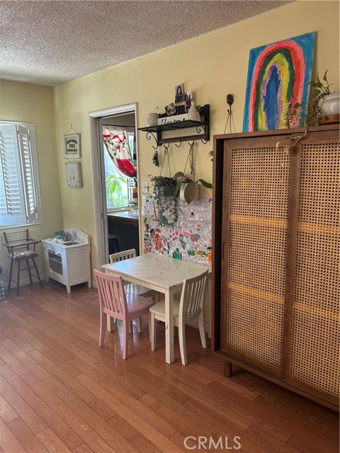 Detail Gallery Image 11 of 12 For 8900 Geyser Ave, Northridge,  CA 91324 - 3 Beds | 2 Baths