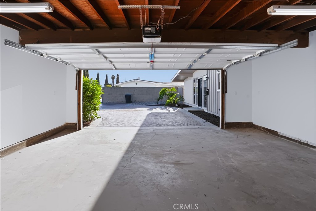 https://media.crmls.org/medias/c8385c60-6e73-4110-9fe0-b052e270fdaf.jpg?preset=X-Large