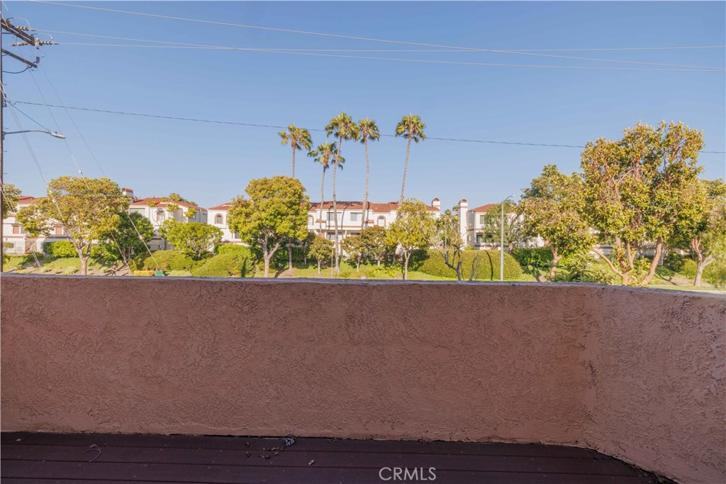 https://media.crmls.org/medias/c8394ecd-8276-44b2-b392-8c5b7aeddcda.jpg?preset=X-Large