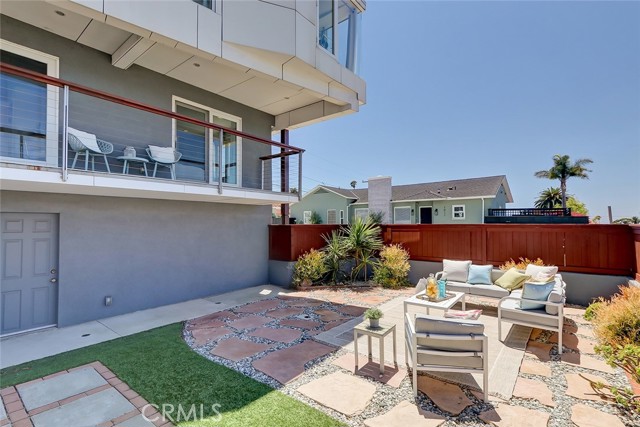 1010 Owosso Avenue, Hermosa Beach, California 90254, 3 Bedrooms Bedrooms, ,2 BathroomsBathrooms,Residential,Sold,Owosso,SB21166823