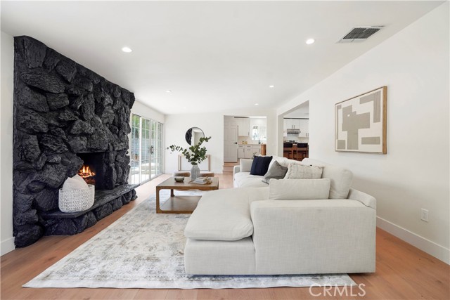 Detail Gallery Image 12 of 46 For 18324 Sylvan St, Tarzana,  CA 91335 - 4 Beds | 2 Baths