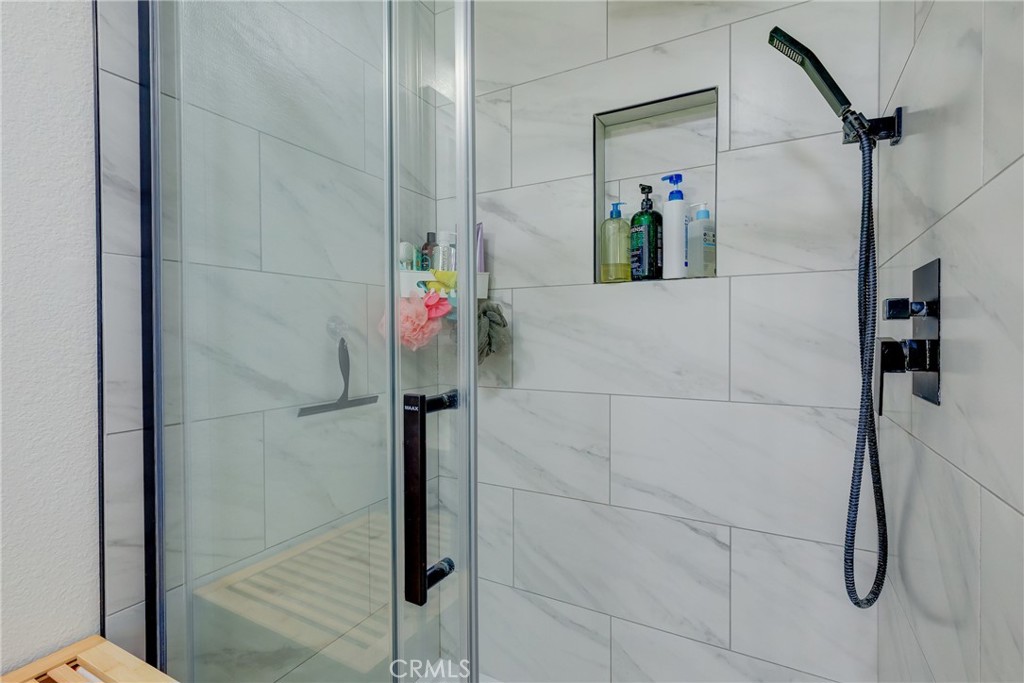 https://media.crmls.org/medias/c83d0e1a-8401-447f-90dd-ce2e8a21d90b.jpg?preset=X-Large