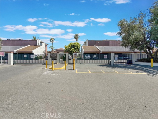 1124 S Citron, Anaheim CA: https://media.crmls.org/medias/c841252f-fbf6-4e41-89c8-c12031fdee86.jpg
