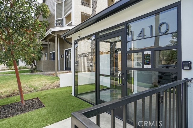 1410 Coranado Avenue, Long Beach CA: https://media.crmls.org/medias/c8423ac6-e0e5-4096-8b0a-61f4161e1480.jpg