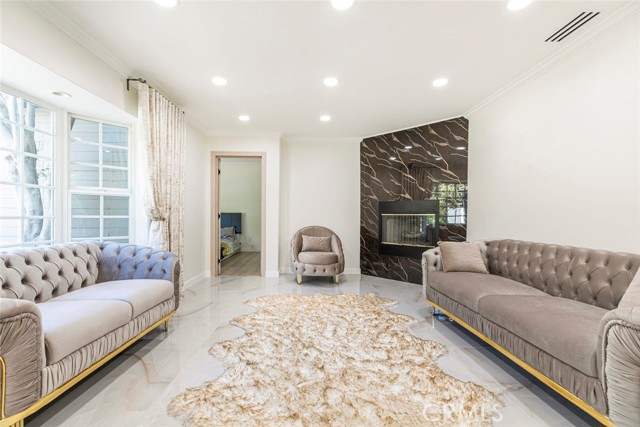 Detail Gallery Image 4 of 47 For 11063 White Oak Ave, Granada Hills,  CA 91344 - 3 Beds | 2 Baths