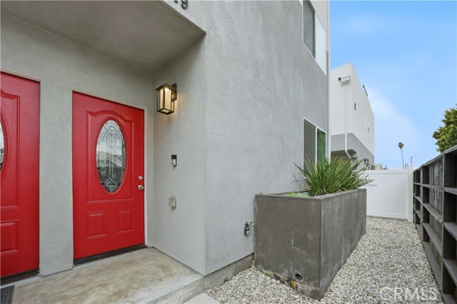 Detail Gallery Image 2 of 42 For 6919 S Menlo, Los Angeles,  CA 90044 - 4 Beds | 4/1 Baths