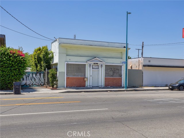 10746 Magnolia Boulevard photo 1