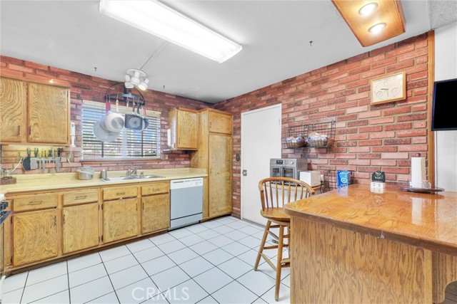 6765 Jadeite Avenue, Rancho Cucamonga CA: https://media.crmls.org/medias/c8471fa7-2106-4dcb-a20d-808aff8b6ed2.jpg