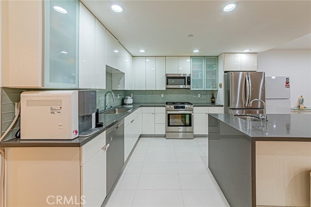 4813 Oakwood Avenue, Los Angeles CA: https://media.crmls.org/medias/c84846b5-7597-4194-b303-79cd59994ac7.jpg
