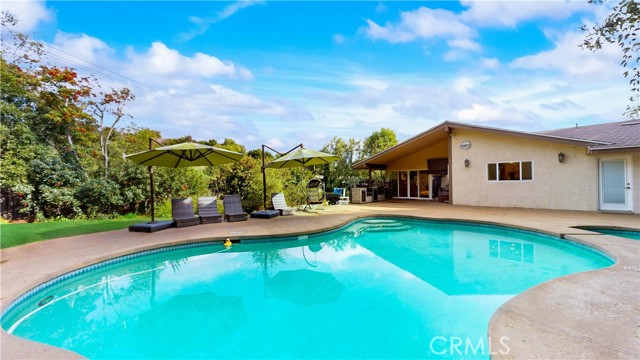 Large pool and spa perfect for gatherings!