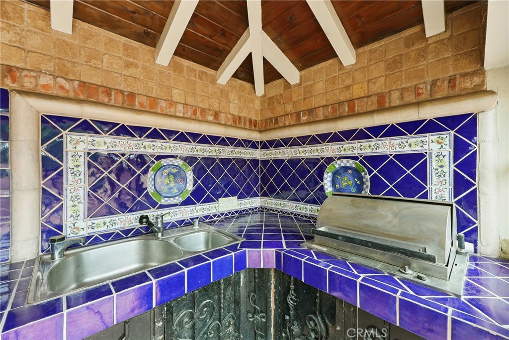 https://media.crmls.org/medias/c84c5c10-8bcd-42a6-aa77-313ab0d0b025.jpg?preset=X-Large