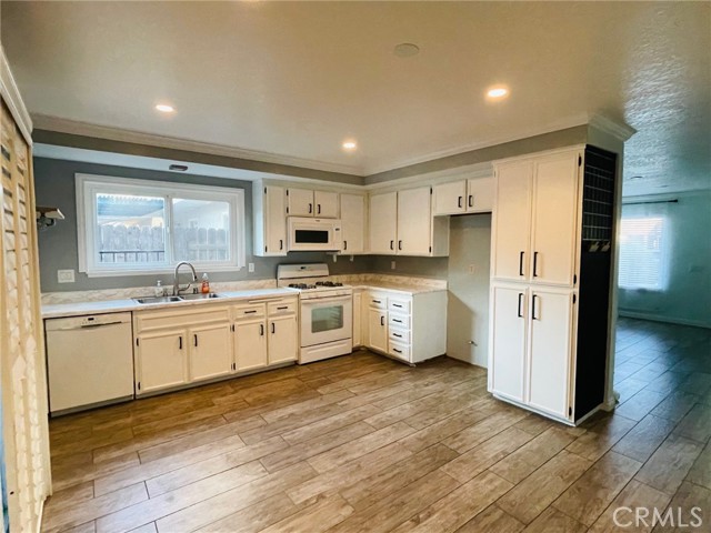 Detail Gallery Image 4 of 19 For 8664 Oak, Rancho Cucamonga,  CA 91730 - 3 Beds | 2 Baths