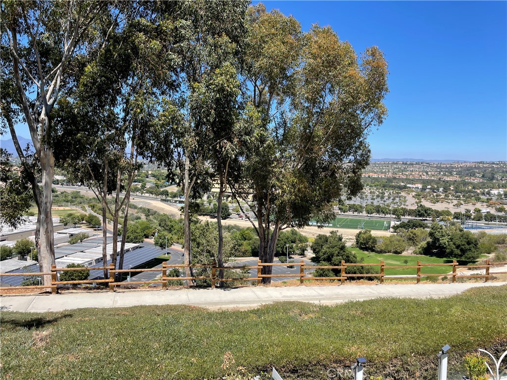 https://media.crmls.org/medias/c84f79be-629d-45e5-b3ec-bc0f64b4f01d.jpg?preset=X-Large