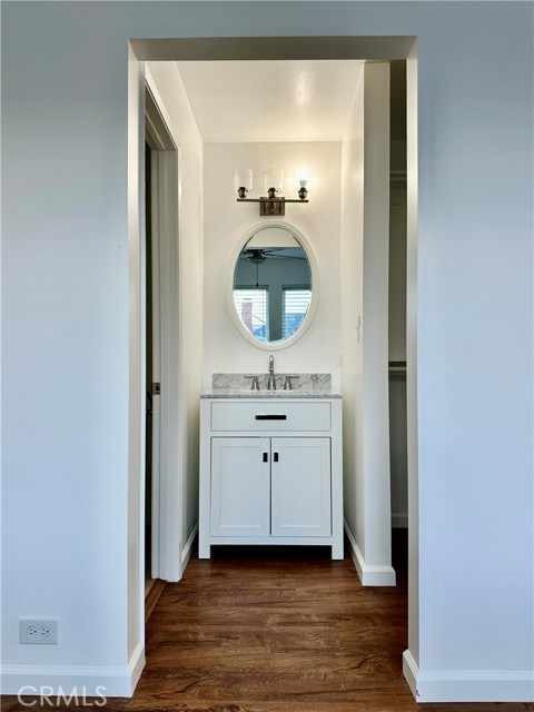 Detail Gallery Image 7 of 12 For 28 20th Ct, Hermosa Beach,  CA 90254 - 2 Beds | 2 Baths