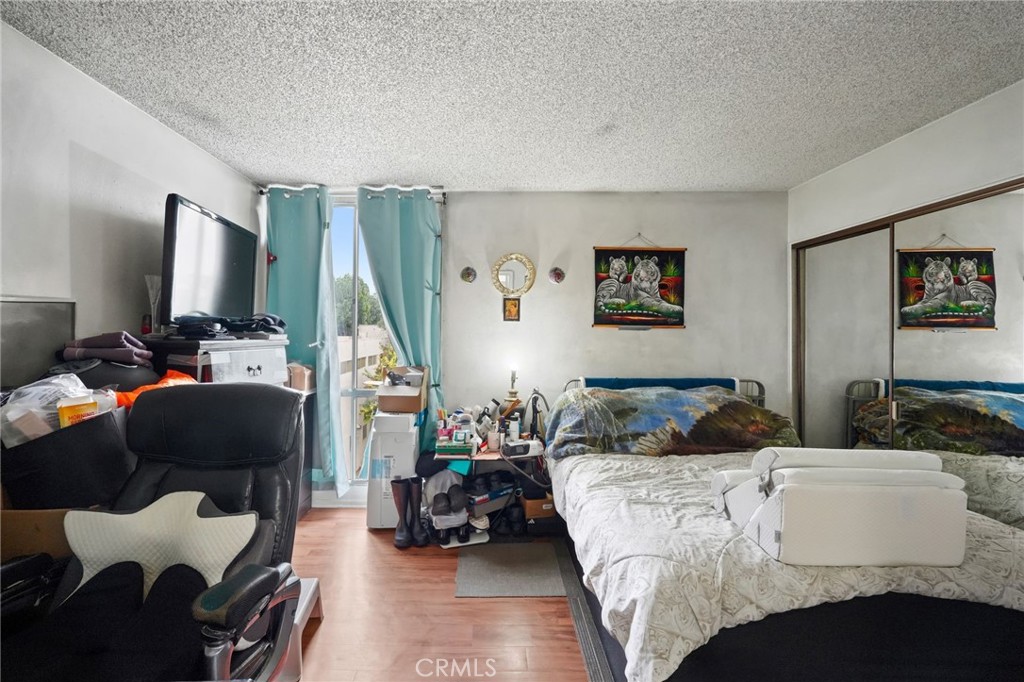 https://media.crmls.org/medias/c855adda-3120-40de-b246-4713a16177ea.jpg?preset=X-Large