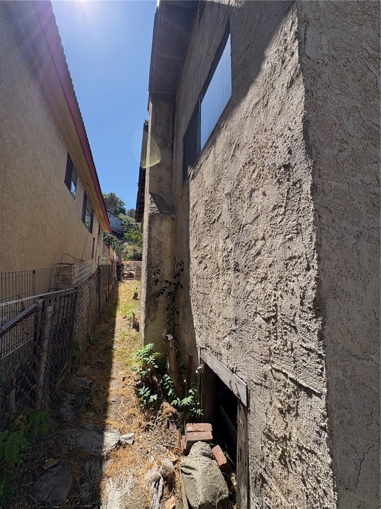 https://media.crmls.org/medias/c85cab1d-39d1-4230-af84-b3496d970b13.jpg?preset=X-Large