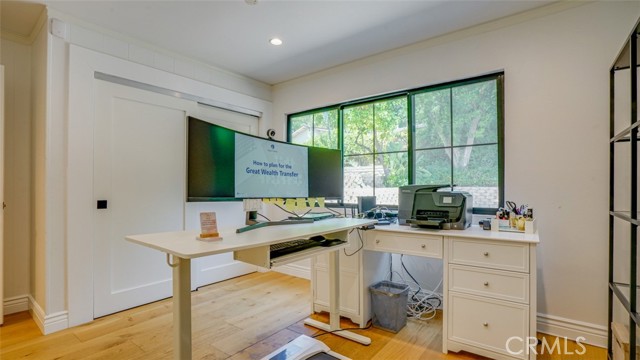 Detail Gallery Image 39 of 57 For 22914 Gershwin Dr, Woodland Hills,  CA 91364 - 5 Beds | 4/1 Baths
