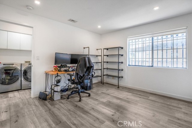 2481 S Bundy Drive, Los Angeles CA: https://media.crmls.org/medias/c8606de8-545c-4ad0-be52-29a8c69cf84f.jpg