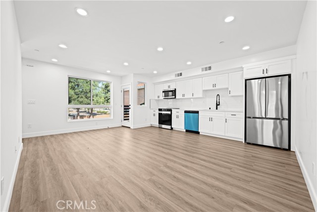 Detail Gallery Image 9 of 35 For 6700 Kester Ave, Van Nuys,  CA 91405 - 5 Beds | 4 Baths