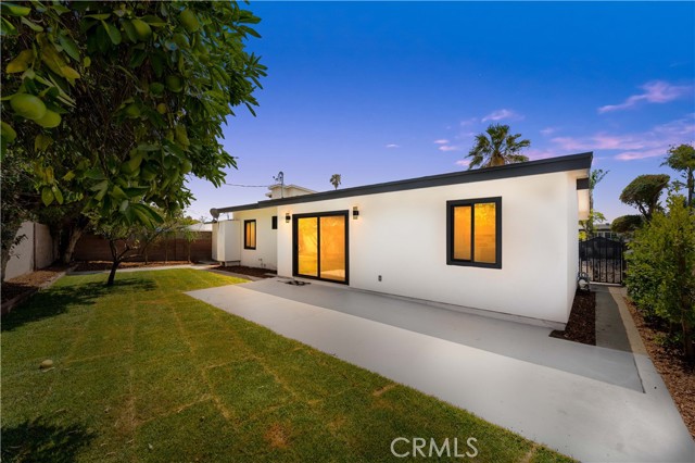11327 Blythe Street, Sun Valley CA: https://media.crmls.org/medias/c864eaad-d6e9-474a-b551-bb7c24764411.jpg