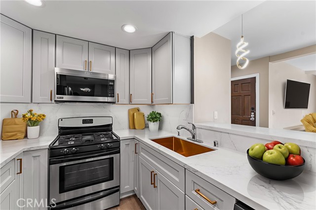 Detail Gallery Image 4 of 48 For 15511 Sherman Way #1,  Van Nuys,  CA 91406 - 2 Beds | 2 Baths