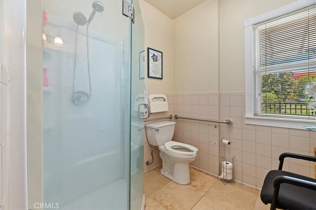 https://media.crmls.org/medias/c8652f06-f47b-4c55-9355-edb390965cd6.jpg?preset=X-Large