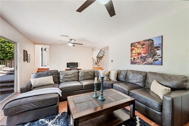 1335 Crestview Avenue, Seal Beach CA: https://media.crmls.org/medias/c866f6c3-f9e1-48bc-b21a-9130038e4042.jpg
