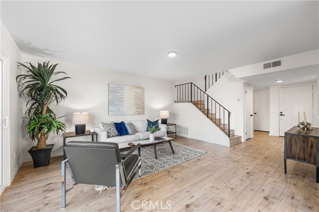 Detail Gallery Image 10 of 54 For 22015 Romar St, Chatsworth,  CA 91311 - 4 Beds | 3 Baths