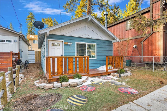 906 W Aeroplane Boulevard, Big Bear City CA: https://media.crmls.org/medias/c8716207-d082-45ef-a547-3eaf4e864350.jpg