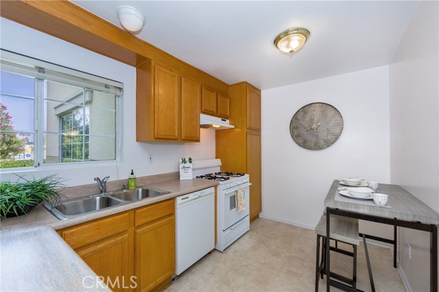 Detail Gallery Image 6 of 26 For 6500 Tampa Ave #1,  Reseda,  CA 91335 - 4 Beds | 2 Baths