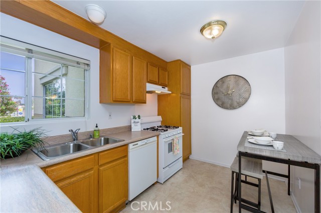 Detail Gallery Image 6 of 26 For 6500 Tampa Ave #1,  Reseda,  CA 91335 - 4 Beds | 2 Baths